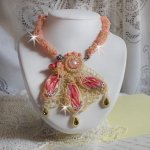 Collier Les Délices de l'Eté brodé avec un ruban de soie Jaune et Rose, chatons en Cristal, cabochons poires, Corail Rose en pierre de gemme, résine, perles nacrées, rocailles et Argent 925/1000 